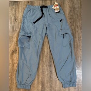 Nike Tech
Men's Woven Cargo Pants FZ0756-464